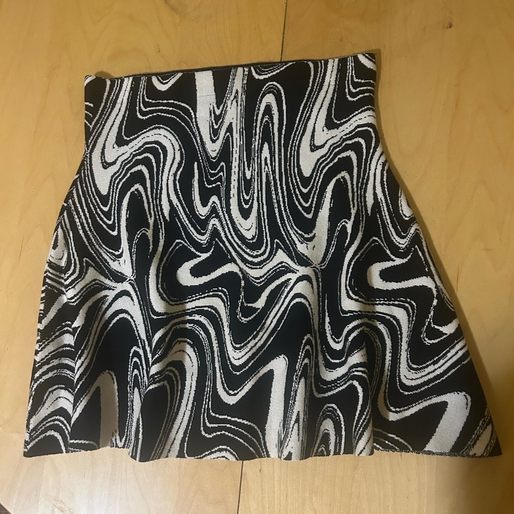 NWT Suzy Shier Black and White Abstract Mini Skirt